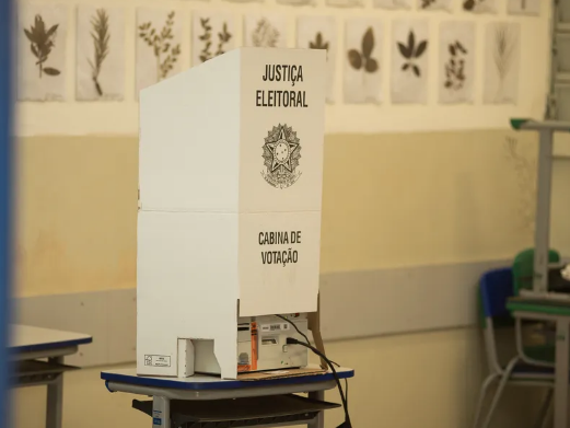 Mesário é levado à delegacia após sugerir voto a eleitor durante votação